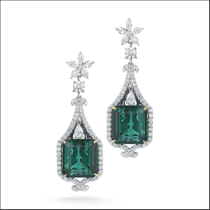 Orecchini con smeraldi verde foresta e diamanti. 
