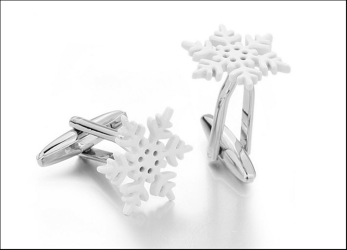 MunkiMix , gemelli in metallo rodiato e bianco a forma di fiocco di neve. Prezzo: 2,99 euro 