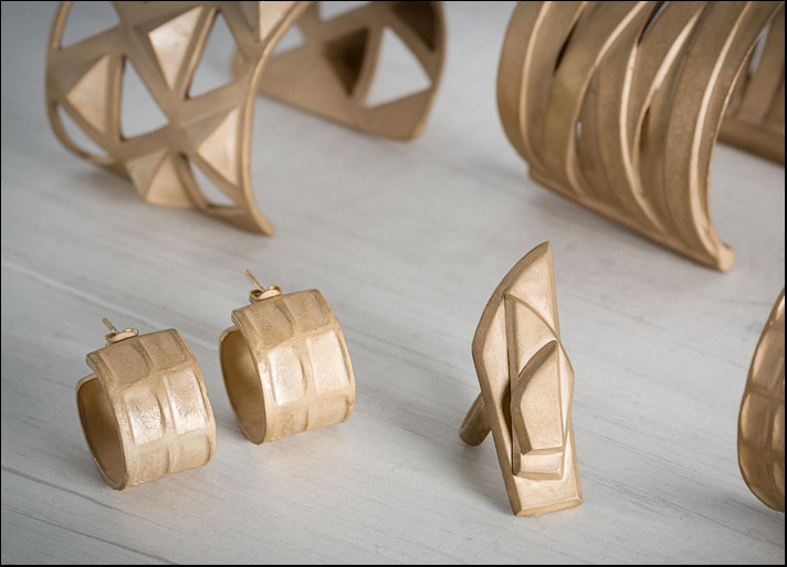 Metropolitan, orecchini, anello e bracciale rigido in bronzo e galvanica oro giallo sabbiato. Prezzi: orecchini 57 euro ; anello 77 euro; bracciale rigido 132 euro 