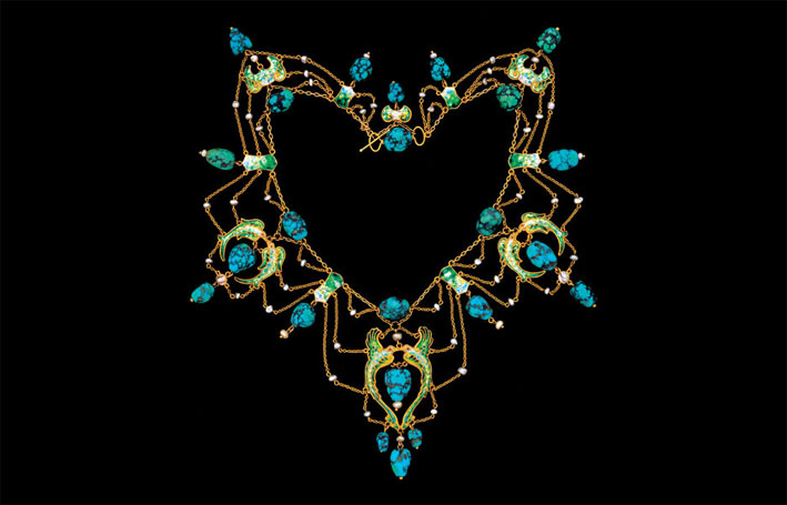 Collana di James Cromar Watt, a forma di pesce volante. In oro, smalto, turchesi e perle