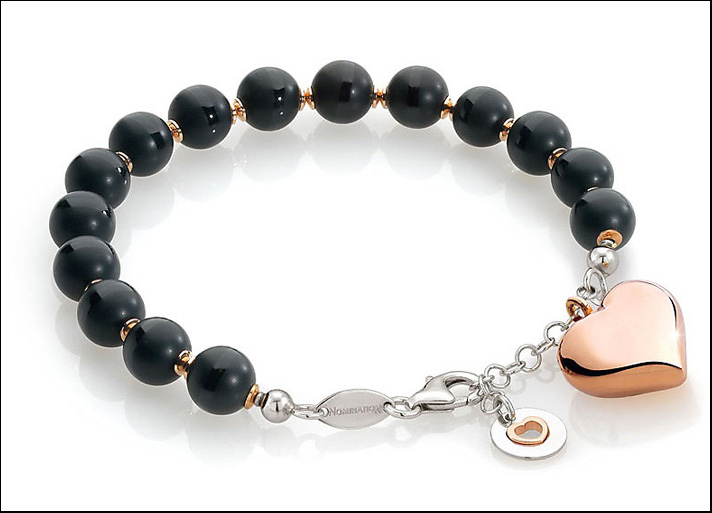 Amorissima, bracciale in argento con perle in onice e pendente a forma di cuore, disponibile anche con galvanica oro rosa 22 carati.