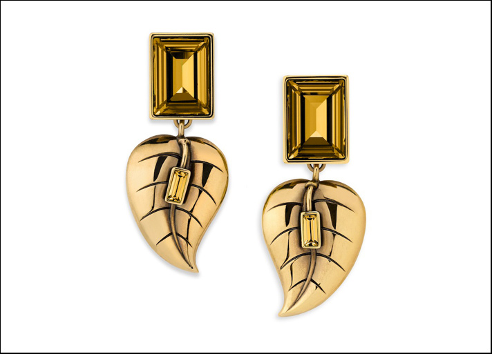 Gli orecchini pendenti per la matrigna cattiva in metallo dorato a forma di foglia e cristalli color oro taglio rettangolare 