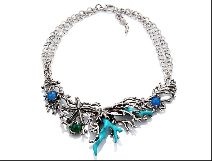 Reef, collana in argento, resina turchese, agata verde e blu. Prezzo: 490 euro 