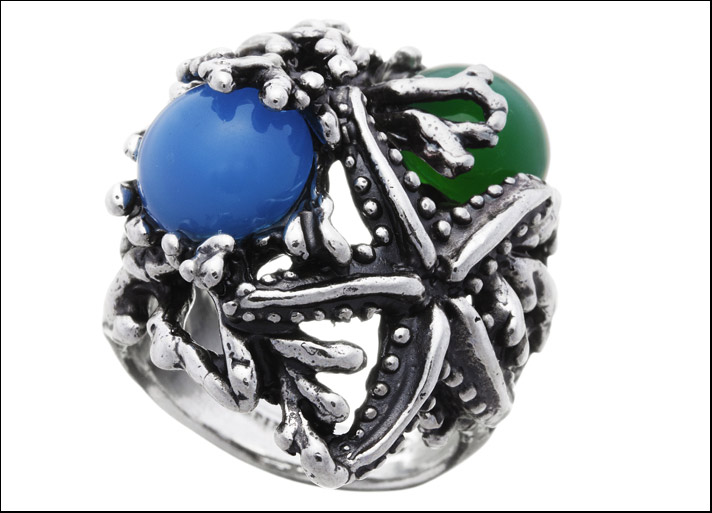 Reef, anello in argento e agata verde e blu. Prezzo: 165 euro 