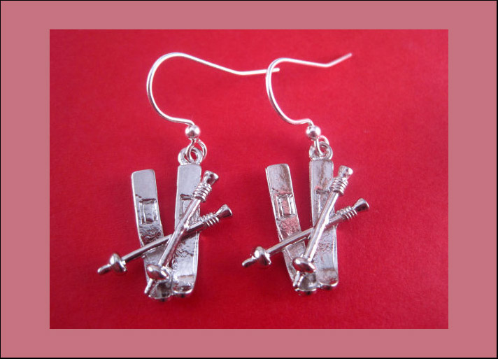 Sparkleandswirl, orecchini a forma di sci e bacchette in metallo placcato argento. Prezzo: 10, 80 euro su Etsy