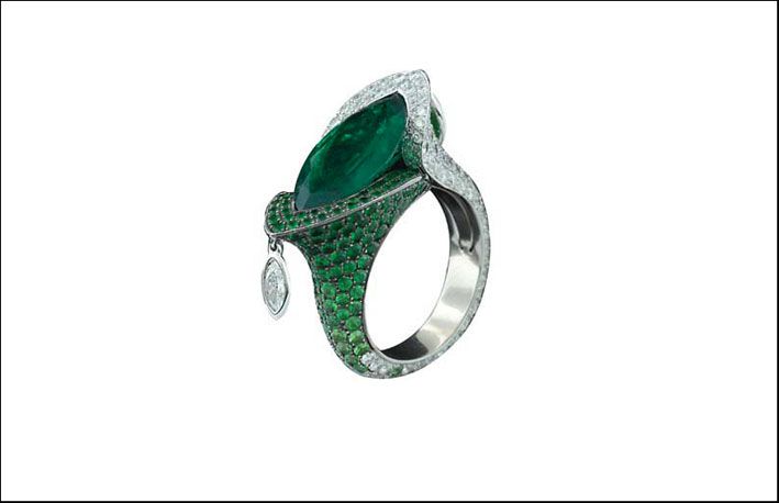 Anello di Avakian con smeraldi e diamanti