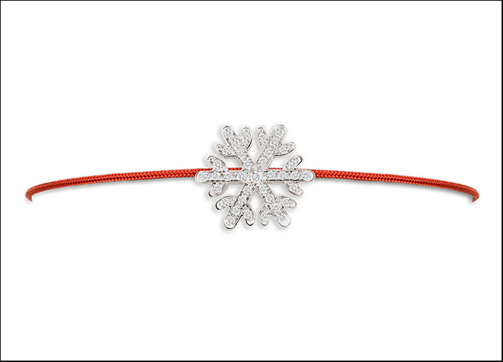 Vanessa Pederzani, braccialetto in seta rossa, con fiocco di neve in oro bianco e diamanti 