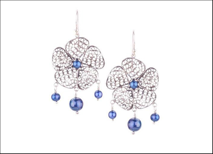 Phlox, orecchini in filigrana argento con perle blu. Prezzo: 331 euro 