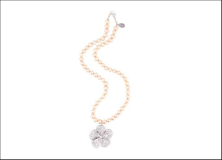 Phlox, collana in filigrana argento con perle color  crema. Prezzo: 374 euro 