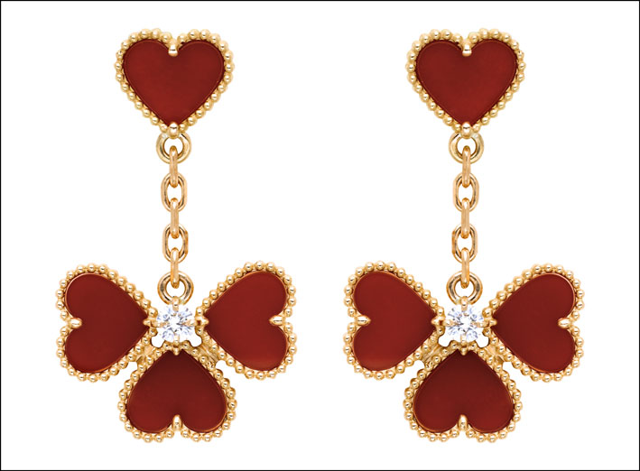 Collezione Alhambra. Orecchini effeuillage in oro rosa, corniola e 2 diamanti taglio tondo.