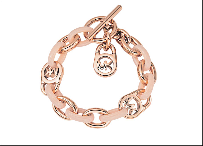 Fashion, bracciale in acciaio Rose Gold con elementi resina rosa, pendente con logo e chiusura a T. Prezzo: 129 euro