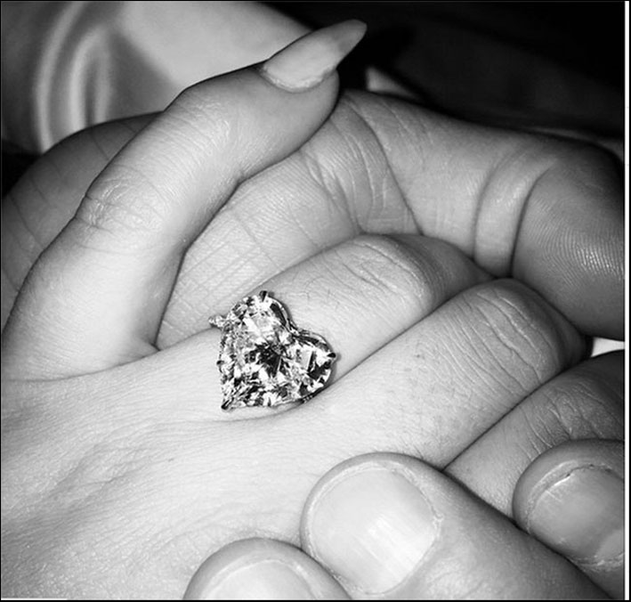 L'anello con diamante a cuore di Lady Gaga