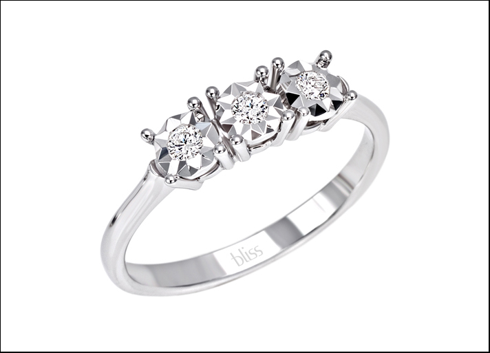 Sorprendila, anello Trilogy  in oro bianco con 3 diamanti da 0,12 carati complessivi. Prezzo: 649 euro
