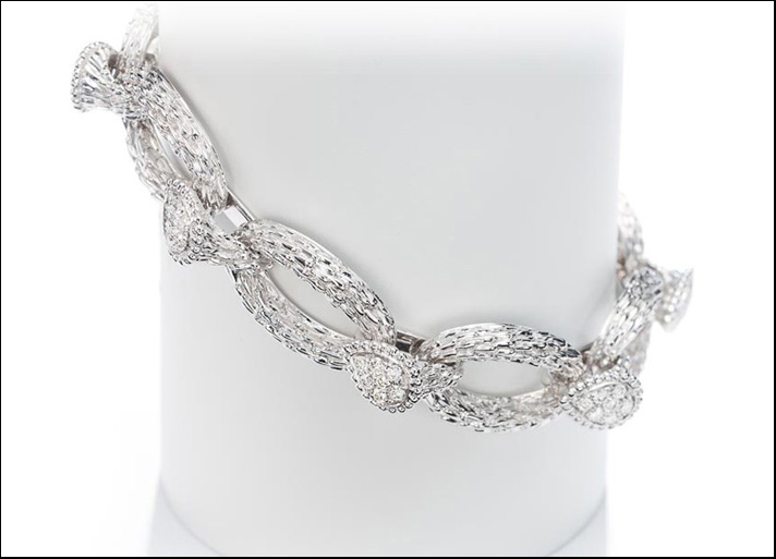 Serpent Bohème, bracciale a catena in oro bianco con pavé di 56 diamanti per 1,23 carati. 