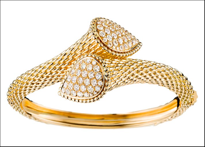 Serpent Bohème, bangle in oro giallo con pavé di 64 diamanti taglio brillante per 2,58 carati. 