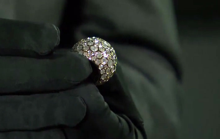 Boule, dettaglio delle dimensioni dell'anello in oro rosa e diamanti bianchi