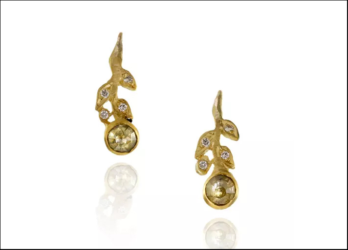 Jennifer Dawes, orecchini in oro 18 carati con diamanti colorati naturali Rio Tinto della miniera Argyle. Prezzo: 1150 dollari