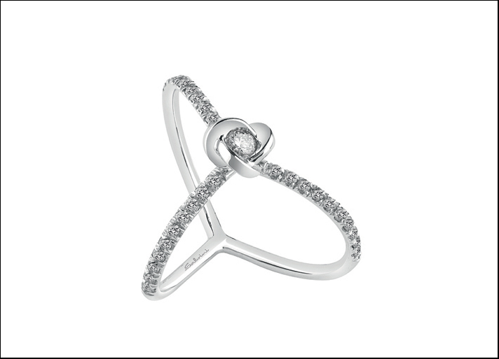 Germoglio, anello in oro bianco con diamanti. Prezzo: 1.375 euro