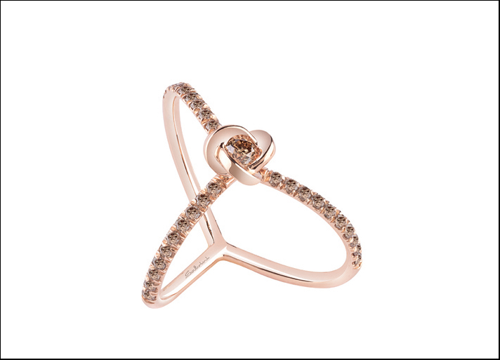 Germoglio, anello in oro rosa con diamanti brown. Prezzo: 1.245 euro