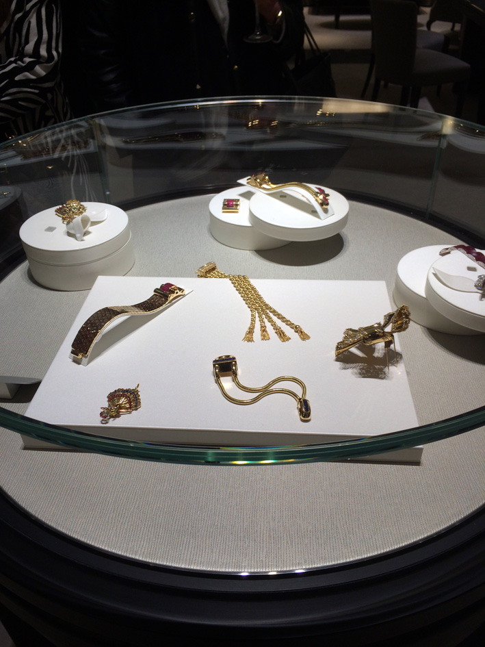 Il bracciale con la catena serpentine in una bacheca-museo