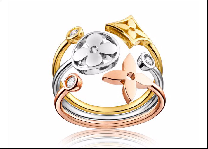 Monogram Idylle, composto di tre anelli singoli ciascuno in oro rosa, bianco e giallo con un diamante da una parte e dall’altra un fiore tondo, un fiore a quattro punte e un fiore inserito un diamante. Prezzo: 2400 euro
