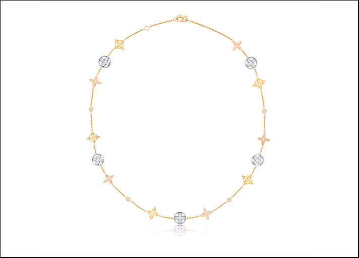 Monogram Idylle, collana con fiori e stelle in oro giallo, bianco e rosa. Prezzo 6800 euro il soutoir, 5200 la collana da 45 cm