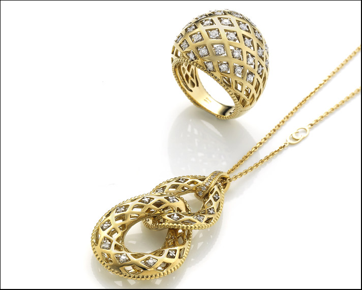 Collezione Olimpia, anello e pendente in oro giallo traforato e pallinatura sul bordo con diamanti incastonati