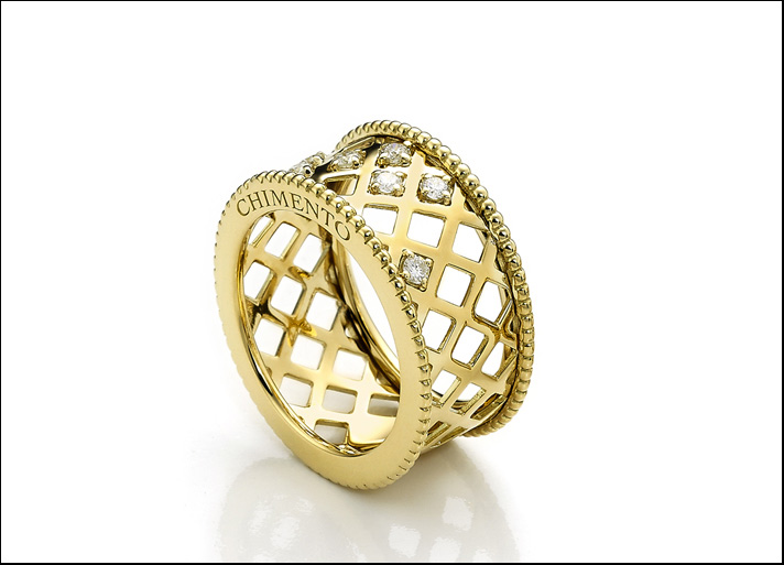 Collezione Olimpia, anello in oro giallo traforato e pallinatura sul bordo con diamanti incastonati