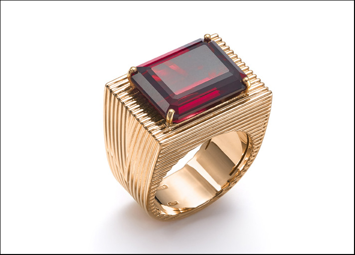 Les Epoques, anello in oro rosa e rodolite, ispirato al minimalismo razionalista 