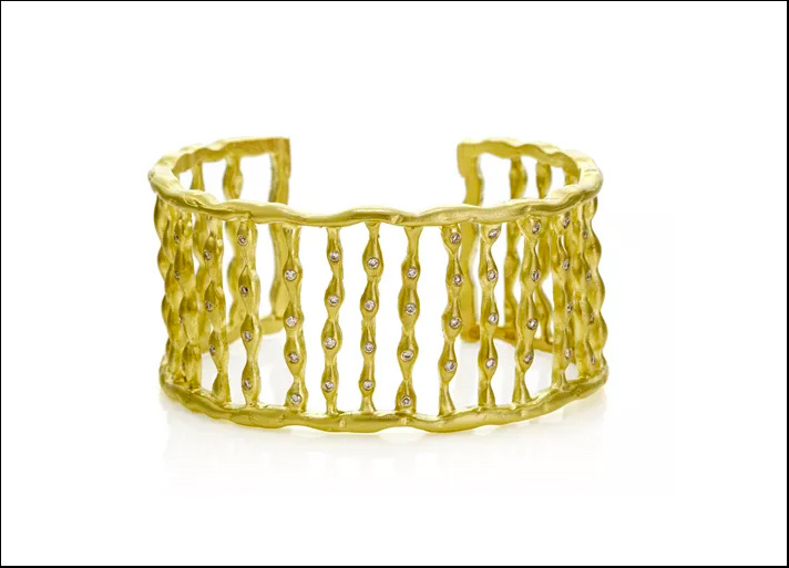 Sandy Leong, bracciale rigido in oro 18 carati con diamanti colorati naturali Rio Tinto della miniera Argyle. Prezzo: 5000 dollari