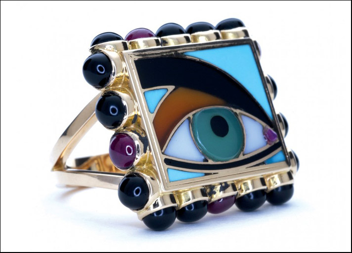 Solange Azagury-Partridge, anello Occhio cosmico con lapislazzulo, onice nera, turchese, madreperla, diamanti e rubini 