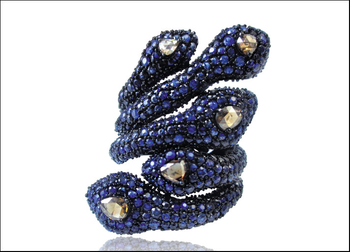 Anello in oro nero a forma di serpente con zaffiri, diamanti neri. Prezzo: 7 mila dollari 