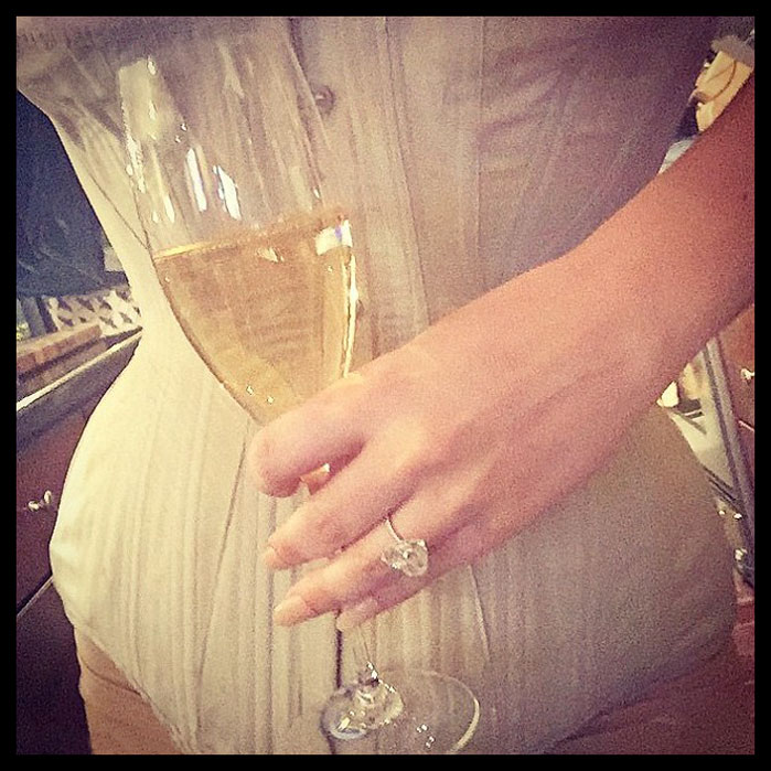 Lady Gaga con anello e champagne, da Instagram