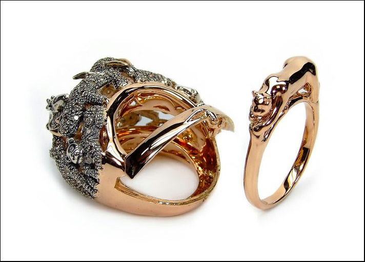 Bibi van der Velden, collezione Jewel within a Jewel, anello in oro e diamanti che nasconde un altro anello in solo oro