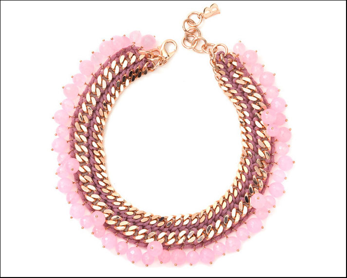 Boccadamo, collana Tosca in bronzo placcato oro rosa con intreccio di lamé rosa su doppia grumetta e quarzo rosa. Prezzo: 170 euro