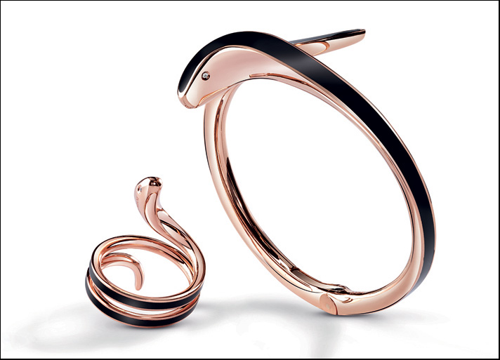 Eden, bracciale e anello a 1 giro in oro rosa e  ceramica nera e due brillanti bianchi come occhi. Prezzo anello: 1300 euro 