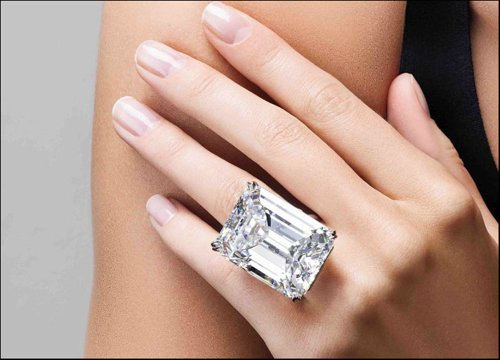 Diamante da 100.20 carati, D color, Internally Flawless, type IIa. Stima: 18 - 23 milioni di euro, venduto a 20, 6 milioni di euro