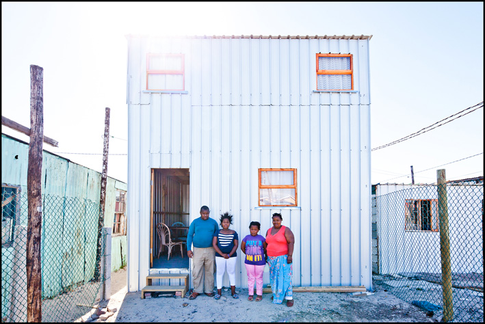 L'esterno dell'abitazione nello slum di Cape Town