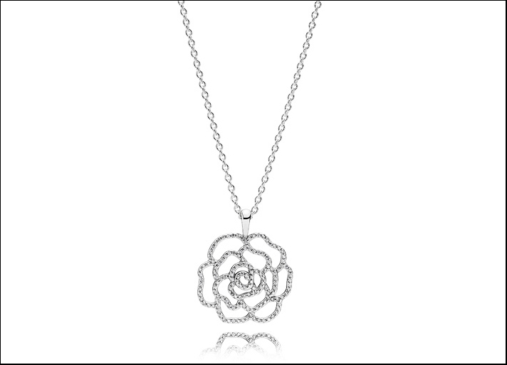 Collana con pendente Shimmering Rose in argento Sterling 925 e zirconia cubica. Prezzo: 119 euro
