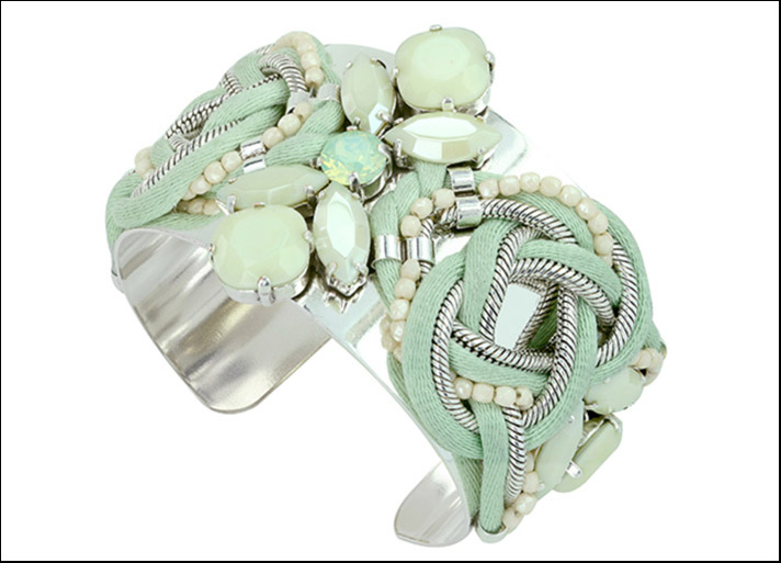 Reminiscence, bracciale rigido in metallo con pietre, cristalli Swarovski e satin verde. Prezzo: 250 euro