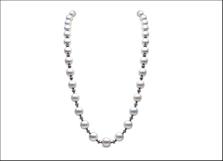 Yoko London, collana formata da due bracciali in oro brunito, perle South Sea e diamanti