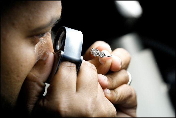 Esame di un diamante a un precedente Dubai Jewellery Show