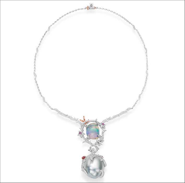 La collana Legend, con un opale iridescente e un pendente con una grossa perla, zaffiri e diamanti. Prezzo: 345mila dollari