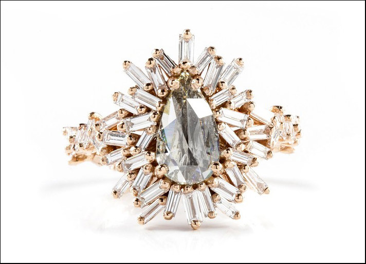 Devoted, anello in oro rosa con diamante centrale a pera circondato da diamanti taglio baguette