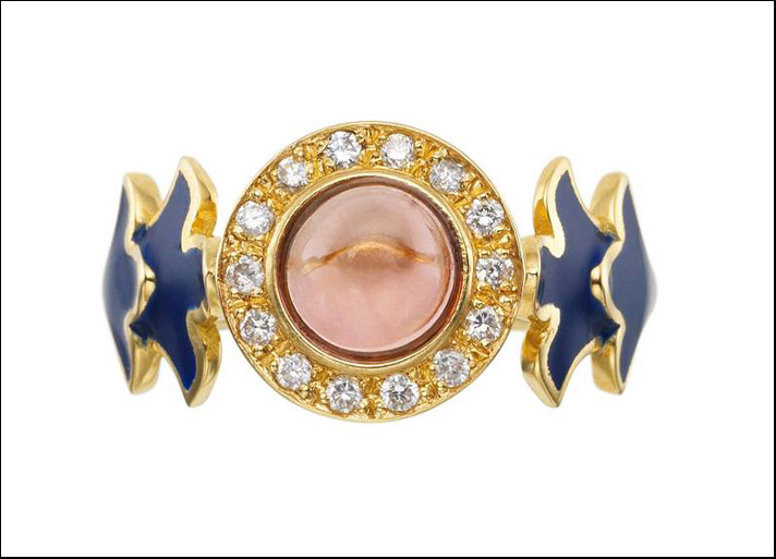 Aurelia rosa, anello in oro giallo con tormalina rosa, smalto blu e diamanti bianchi. Prezzo: 2.758 euro