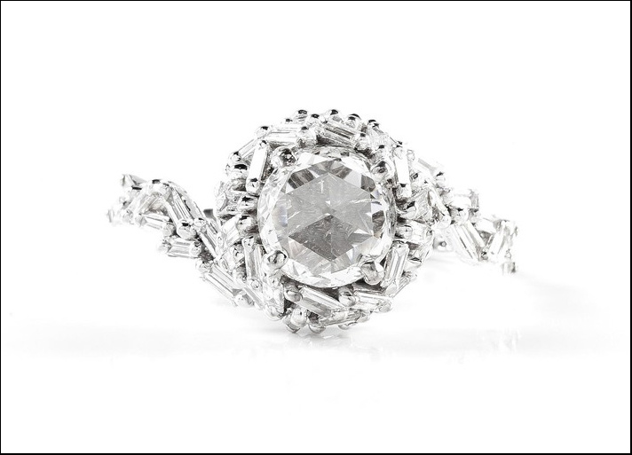 Devoted, anello in oro bianco con diamante centrale taglio brillante circondato da diamanti taglio baguette