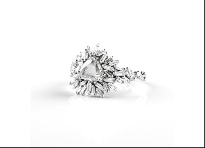 Devoted, anello in oro bianco con diamante centrale taglio triangolo circondato da diamanti taglio baguette