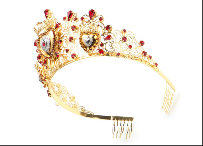  Dolce & Gabbana, tiara con cristalli. Prezzo: 1.950 euro