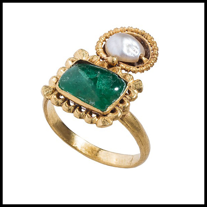 Anello con una doppia gemma, circa 300 D.C. Oro, smeraldo e perla