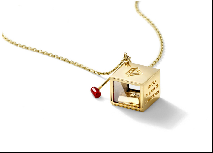 Decadence Collection, pendente In case of emergency in oro 14 carati, cristallo e smalto rosso. Prezzo: 4.875 dollari
